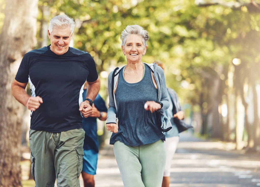Idosos praticando caminhada ao ar livre, representando a importância da atividade física na prevenção de doenças cardiovasculares.