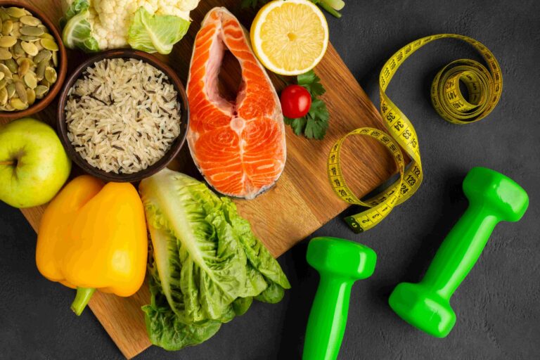 Alimentos ricos em nutrientes e halteres verdes sobre uma mesa, simbolizando a relação entre dieta e hipertrofia muscular.